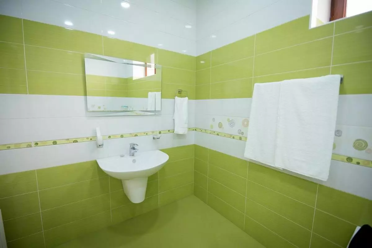 Royal Palace Hotel BATHROOM (Copy).jpg